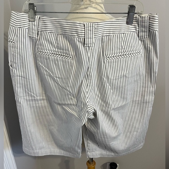 Tommy Bahama Black/White Pin Striped Bermuda Shorts Sz 10 - Picture 2 of 5